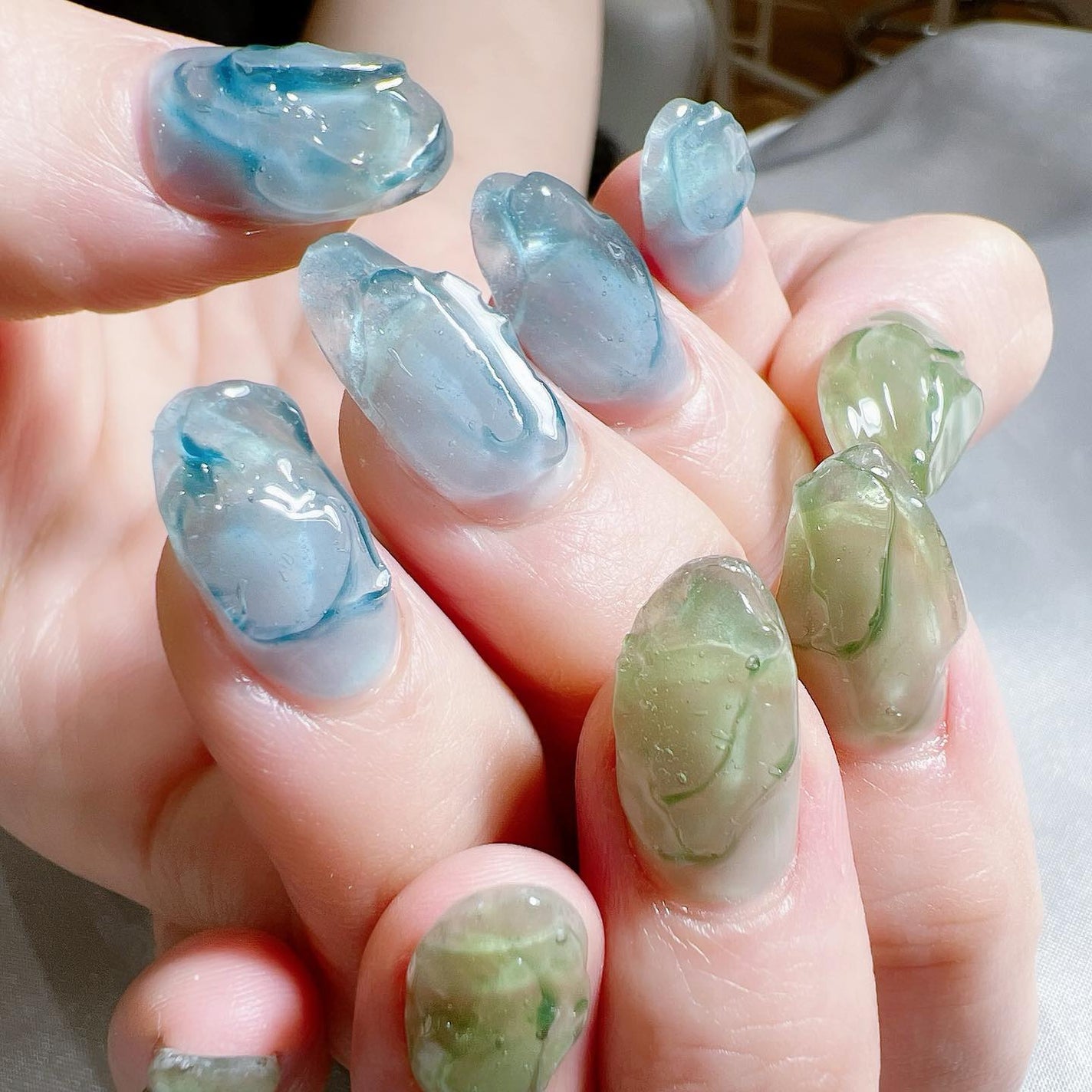 なかやまちえこ on LIPS 「透明な鉱石ネイル💅⠀⠀デザインはお伝えいただいて🙏お色などご相..」(1枚目)