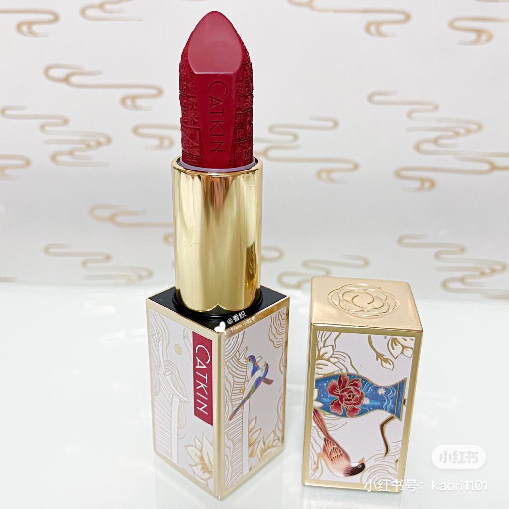 CATKIN Dreamworld Carving Lipstickのクチコミ「卡婷 浮生大梦雕花情诗口红💄💓🇨🇳
C05 君子好逑💓
薄涂奶茶红棕感，复古烤栗色，一秒提气色.....」（2枚目）