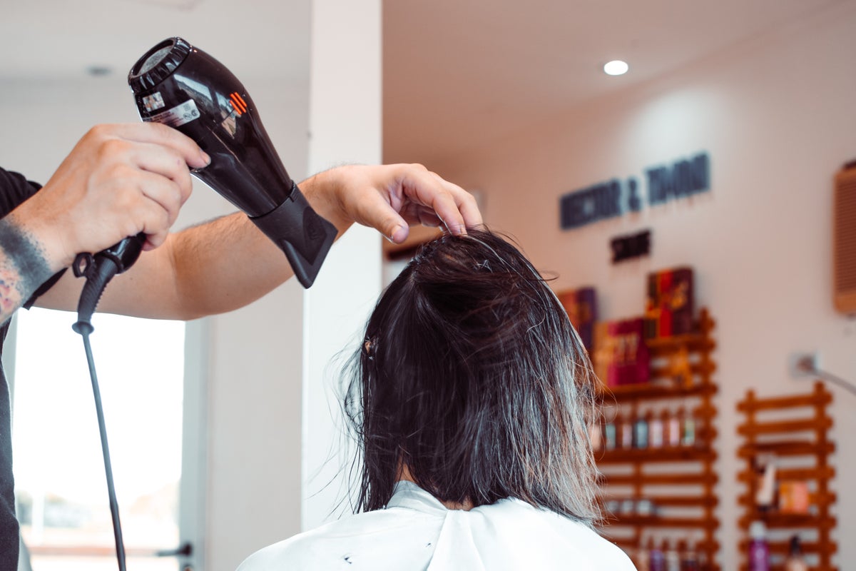 前髪が割れる人必見！おすすめの前髪キープアイテム10選♡原因と対策を正しく知って理想の前髪をキープしようの画像
