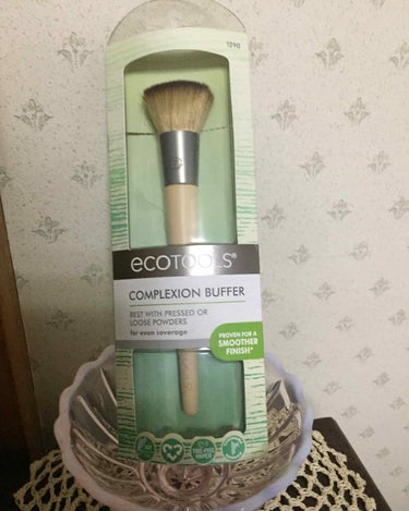 Ecotools コンプレッションバッファー
フェイスブラシ

平らなカットで毛もとても密集していて肌あたりも柔らかくチクチクしません。
ファンデーションフェイスパウダー、チークに適しているようです。
