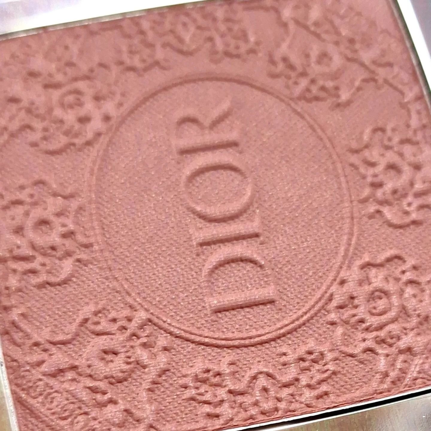 ディオールスキン ルージュ ブラッシュ 621 スプレンディッド ローズ サテン（クリスマス コレクション 2023 数量限定品）/Dior/パウダーチークを使ったクチコミ（3枚目）