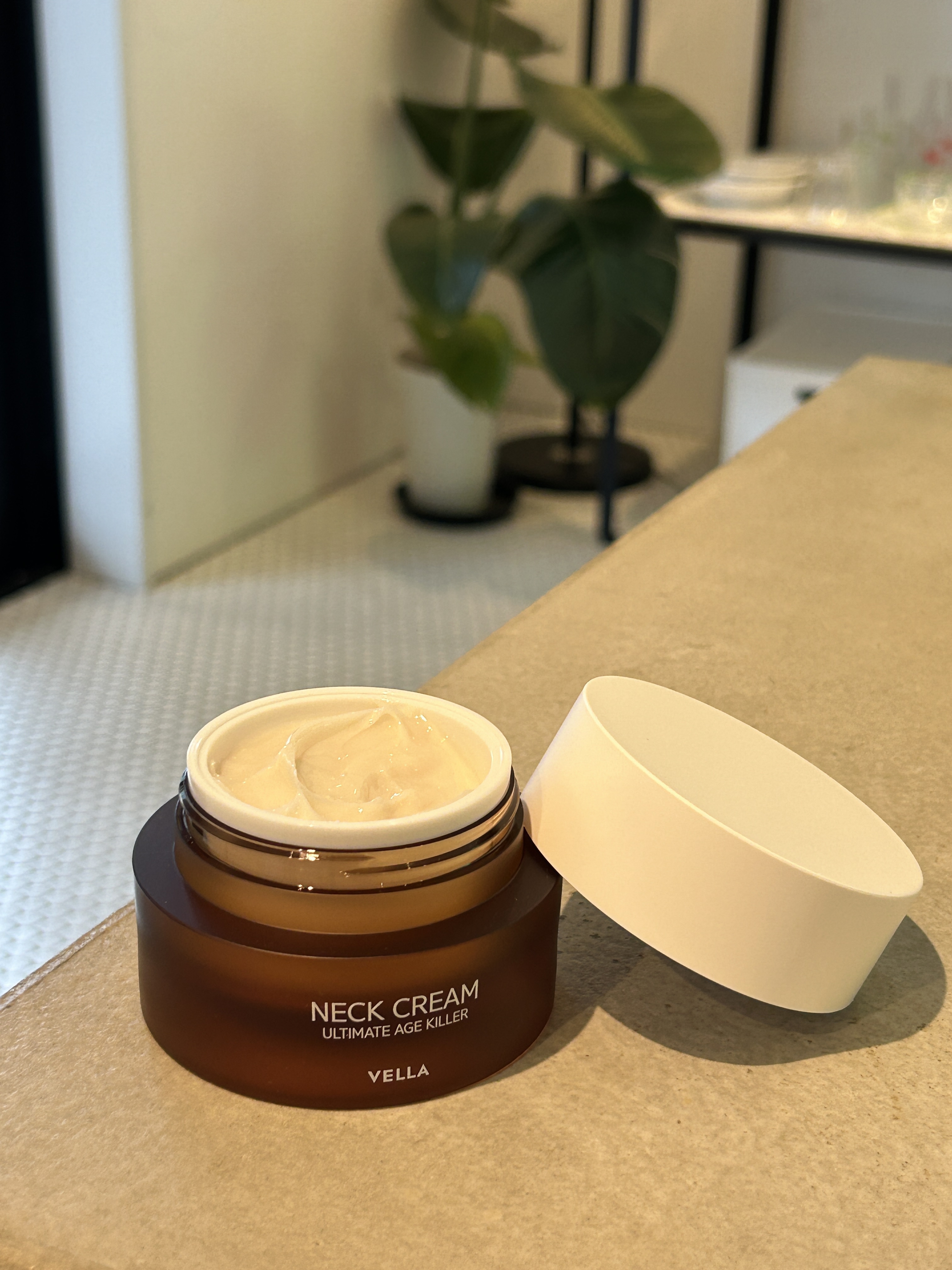 VELLA🌳
✔ベラ アルティメットエージ ネッククリーム

高級感のあるパケがもう見た目にきゅんなこちら‪‪❤︎‬

ペプチドシルを配合した3重の高濃縮フォーミュラでしわ＆弾力ケア開始、アンチリンクルネッククリーム。


こっくりしたテ