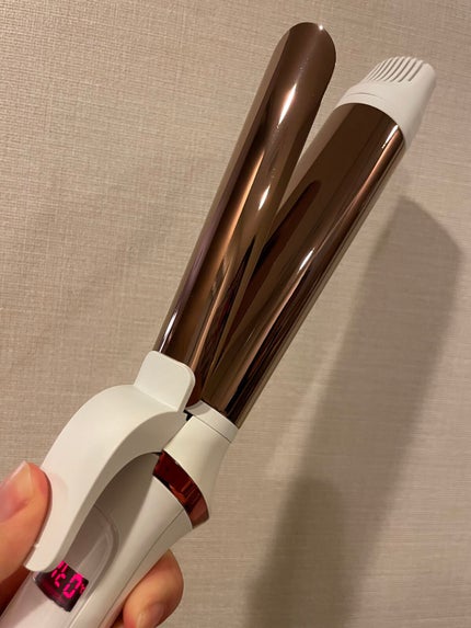LAVIEL LAVIEL カールアイロンのクチコミ「本体が白で、温かくなるプレートの部分のカラーはピンクゴールドでとっても可愛いです😍❤️
温度.....」(3枚目)