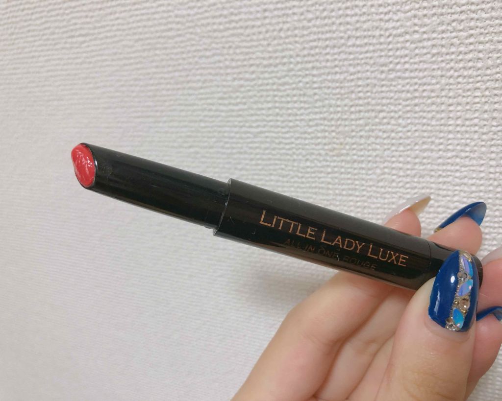 リトルレディ リュクス
オールインワンルージュ
03_コーラルレッド


この１本でティント、グロス、リップカラー、リップバーム、美容オイル、SPF22PA++の６機能をもったわけわからんぐらい最強のリップ。

でも本当に仕上がりがグロス塗