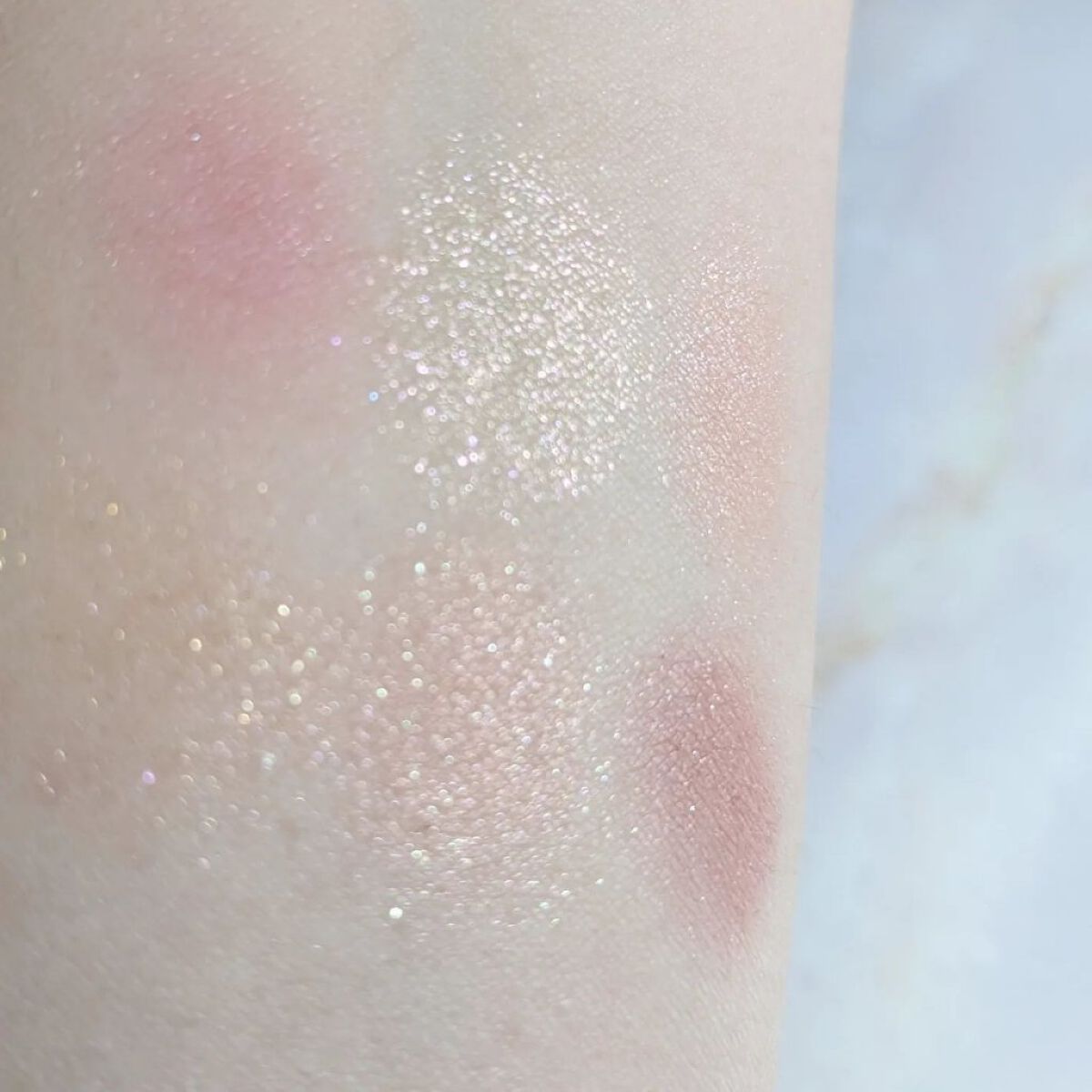 オーラクリエイション 106 ラズベリー&トゥインクルゴールド(ホリデー限定カラー)※人気イラストレーターコラボデザイン/BLEND BERRY/アイシャドウパレットを使ったクチコミ（3枚目）