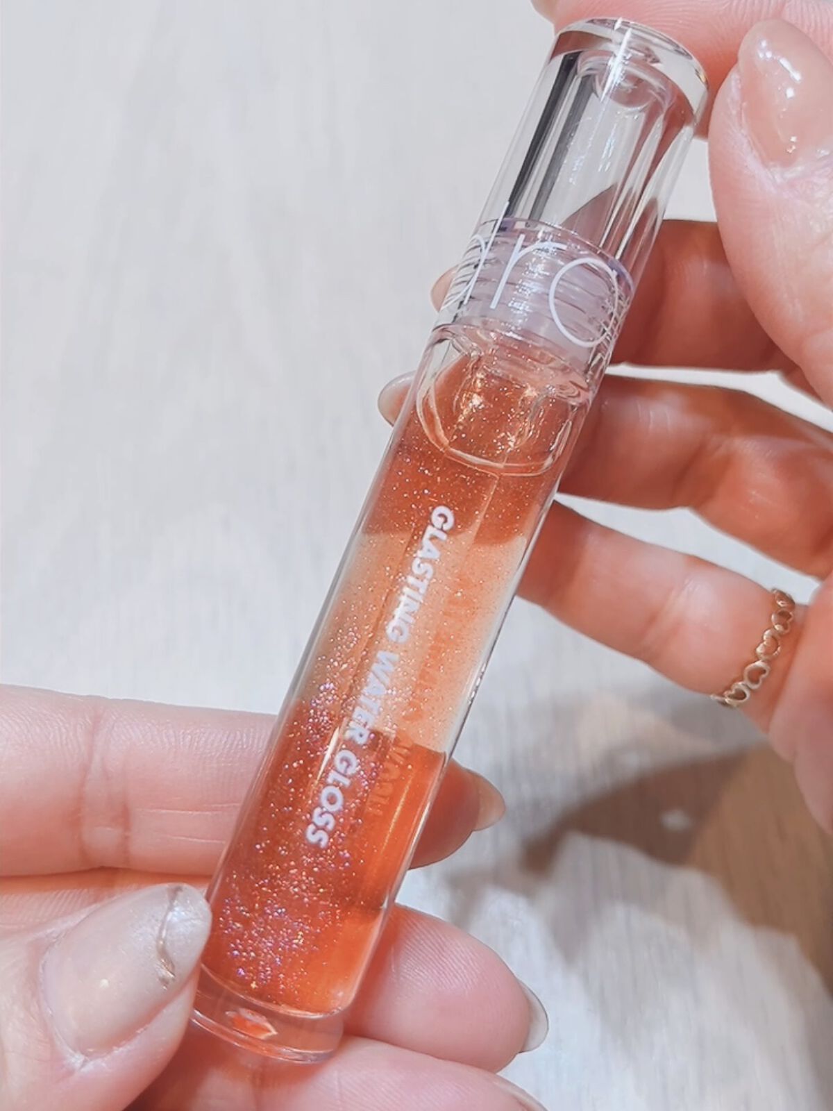 グラスティングウォーターグロス 01 サンゴ・クラッシュ/rom&nd/リップグロスを使ったクチコミ（2枚目）