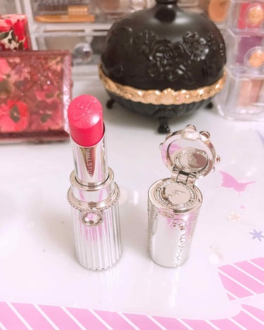 8月3日に発売された、ジルスチュアートのリップブロッサムの57番です。   グリッターカラーです💄✨

わたしは前からジルスチュアートのリップブロッサムが、ほしくてずっと憧れだったのですが今回ようやく、