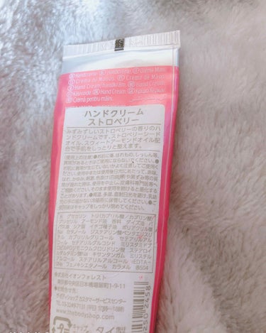 ☆THE BODY SHOP☆
strawberryの香りのクリーム　30ml
¥990

匂いを分かりやすか言うと...
個人的には
イチゴのガムっぽい様な感じかなぁ？
甘めです♡
クリームも2枚目の様に薄ピンク色です♡

見た目も可愛いので鞄に入っているだけで女子力が上がりそうなパッケージ♡

香りは強めですが、
保湿力はイマイチに思いました😭の画像 その2