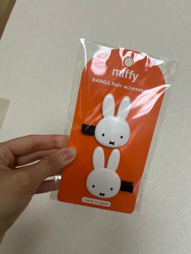  miffy
ダイカット前髪クリップ
まんまるお耳

もともとサンリオの前髪クリップを持っていたのですが一つしかもってなくて、前髪がとめきれない💦と密かに思っていました。

もともと大好きなミッフィーちゃんの前髪クリップ、しかも左右でつけてもお顔が逆さまにならないものが2個セットだったのが、LIPSにあり即購入♡

にやけすぎて口元キモいのでかくしましたが、これでメイク中からるんるんです！ #自分映えヘアアレンジ の画像 その0