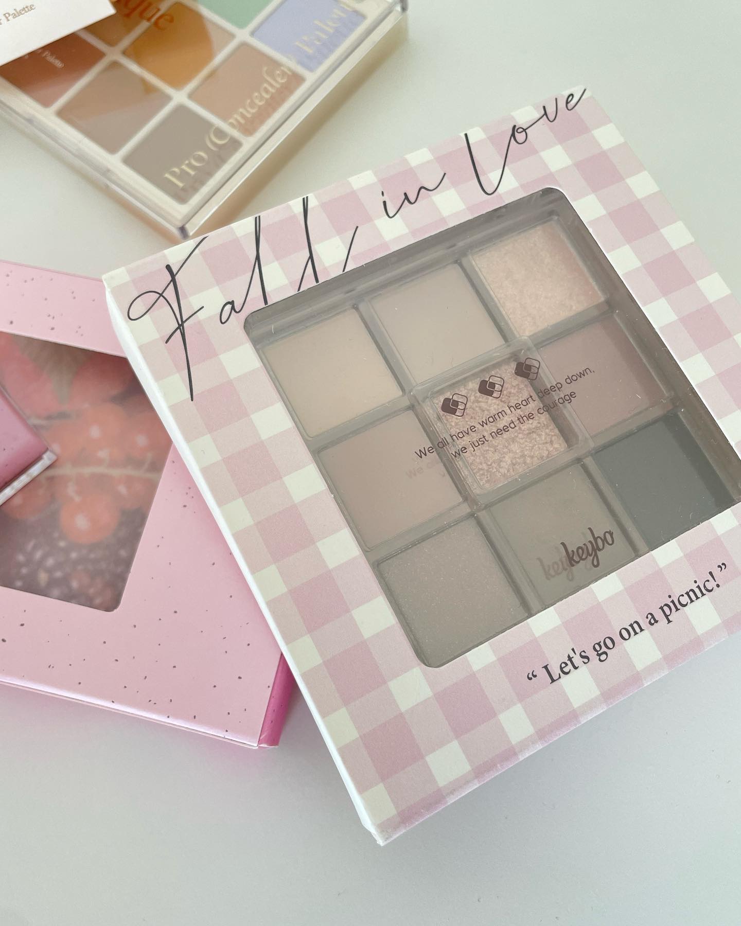 ====================
<ブランド>
keybo
====================
<特徴>
□どの肌トーンにも適度な彩度
□ 柔らかく密着
□日差しのように輝くグリッター
□ ベース、陰影、グリッターと活用度が高