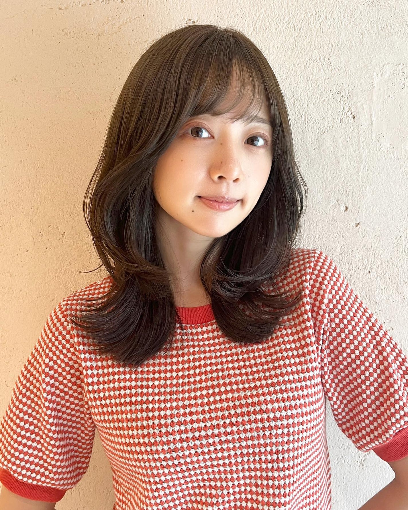 HARUNA on LIPS 「外ハネしやすいカットライン💇🏼♀️ミディアムレイヤー😉🤍ワン..」(3枚目)