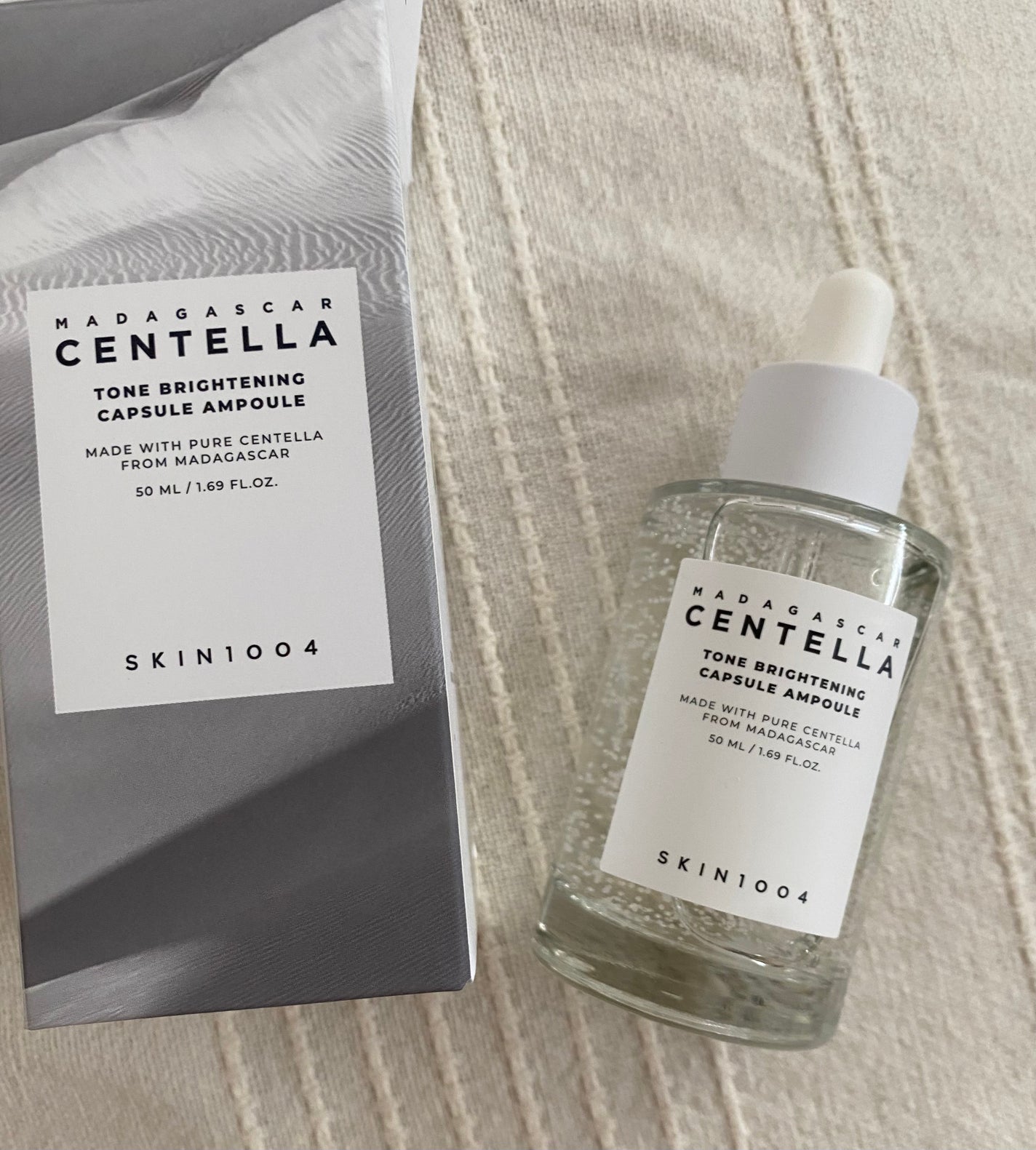 ぽるぽる on LIPS 「白いカプセルが特に印象的な美容液です。透明のビンに白い粒状のカ..」(1枚目)