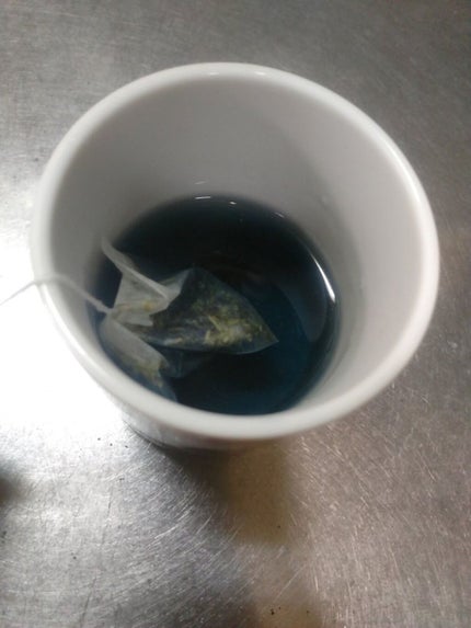 さより…新にゃんこお迎えしました😻 on LIPS 「イオンで買ってみたバタフライピー入りのブルーなお茶!最近ちょい..」(4枚目)