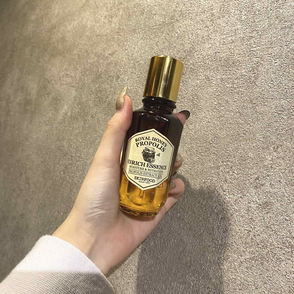 乾燥と肌荒れＷの救世主


⭐️SKINFOOD (スキンフード)
ロイヤルハニー 
プロポリス エンリッチ エッセンス


熟成プロポリスが63％配合の濃密美容液！
抗菌作用があるので
肌荒れにも効くんだとか🥰


私は乾燥した時に愛用