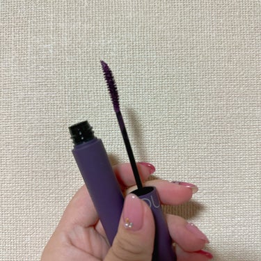 rom&ndの日本限定color

ハンオールフィックスマスカラL05 LONG VINE

これ出る前から気になってて探しまくってPLAZAしか売ってなかった🤣
PLAZA近くになくてちーんでした爆笑


たまたま大阪行った時に売ってたので即買い

黒紫黒寄りの紫を探してたんですが、なかなか近いものってないですね……
全然可愛いしめっちゃロングになってくれるんだけど探してる色味とはまた違いました😅


何年か前にeleganceから限定で出てたカラーに似てるの欲しくて紫のマスカラ見つける度に買ったり試すのですがなかなか思ってたのと違う(ヾ(´・ω・｀)

eleganceさん、限定を通常版にしてください🙌

プチプラコスメでここまで伸びがいいので黒も買ってみたいなと🥺
今のところD-upの方が色味似てたな

ヒロインマスカラ？も紫あるらしく、気になるけど売ってない💦

最近マスカラもカラフルでオシャレな子はめちゃくちゃ使いこなしてるなと思います笑



この投稿がいいなと思ったらいいね！気になったらフォローお願いします🙇‍♂️
♥️や＋👤それに📎も励みになります🙇‍♀️

腸炎治らず救急車騒ぎになり薮病院へ
次の日いつものかかりつけ医にいったらこんな状態で仕事してってクソほど怒られて💧
ご飯さえ食べなければ元気なんですけど、、、

来年は無病息災願います🌟🙏

#rom&nd#ハンオールフィックスマスカラ#日本限定#ロングバイン#紫マスカラ#プチプラコスメ#限定#PLAZA限定#ロムアンド#マスカラ#コスメ好き#コスメオタク#フォローミー#フォロバ_100 #フォローお願いします #人生コスメへの愛を語ろう  #韓国コスメ購入レポ  #実はこれプチプラなんです の画像 その2