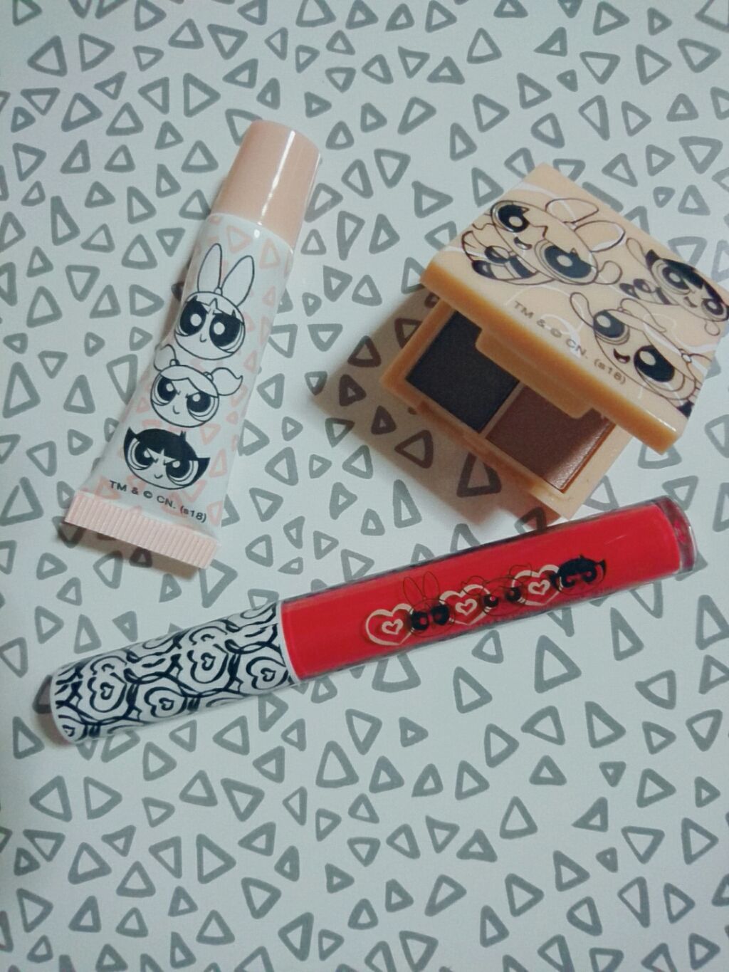 宝島社 パワーパフガールズコスメBOOKのクチコミ「パワパフのコスメキッドです！
雑誌の付録でした(*´˘` )♥
リップクリーム、アイシャドウ、.....」（1枚目）