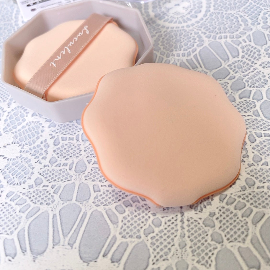 メイクアップパフ(花形、2個、専用ケース付)/DAISO/パフ・スポンジを使ったクチコミ(3枚目)