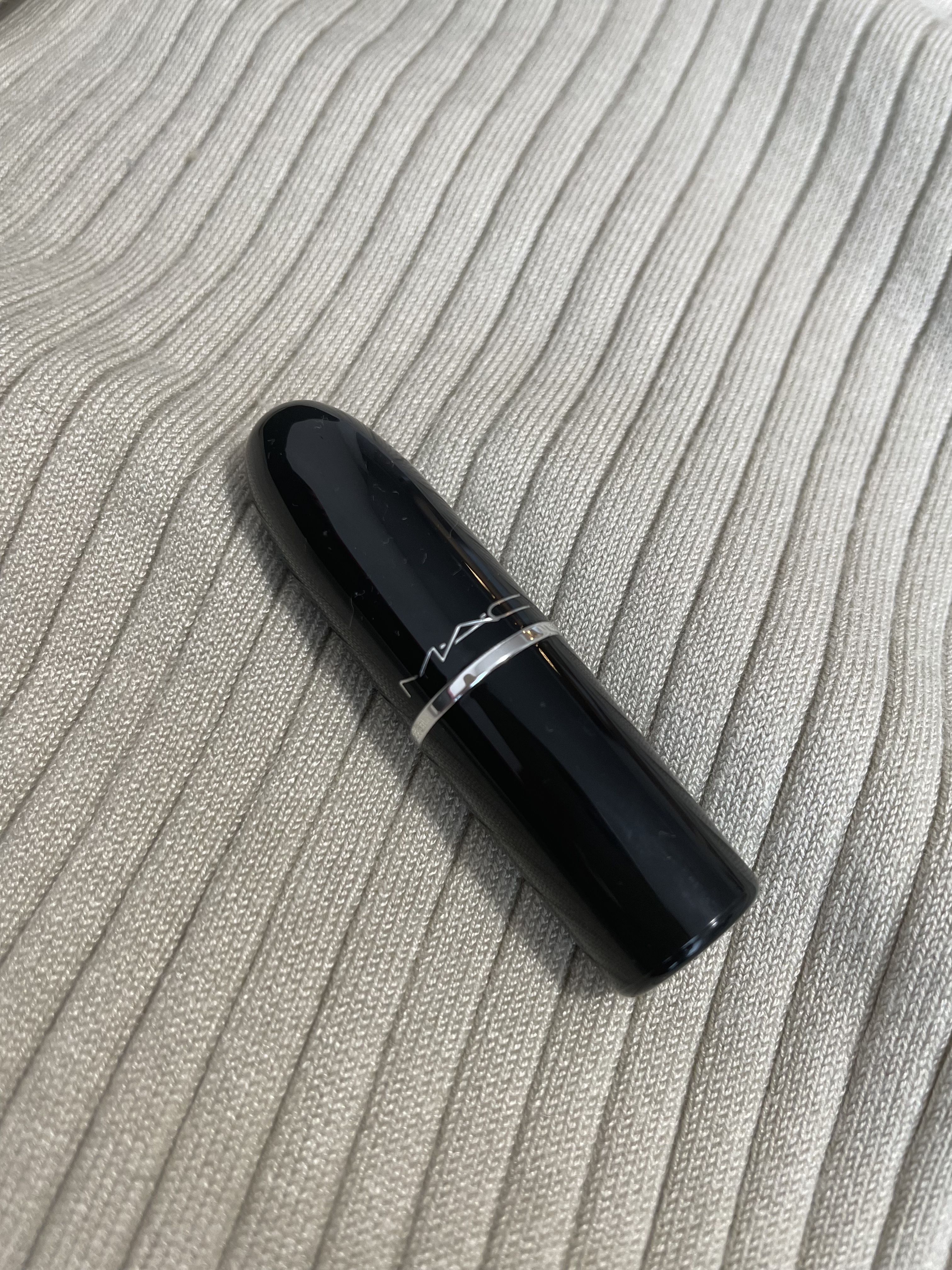 ラスターガラス リップスティック ハグ ミー（魚座）限定パッケージ/M・A・C/口紅を使ったクチコミ（1枚目）