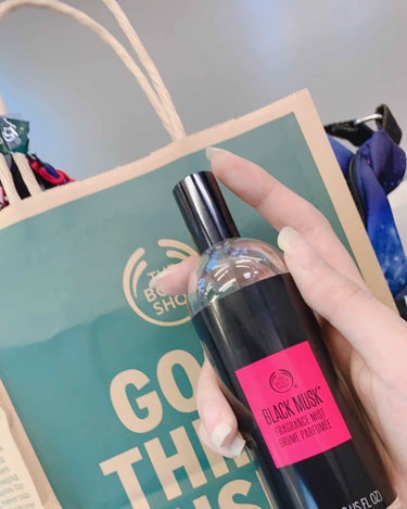 THE BODY SHOPのフレグランススプレーです( *˘ ³˘)♡♡

甘めのギャル感のある匂いです

匂いの継続時間は1-2時間と書いてありますが3時間程度はほのかに香ります♡

匂いもきつくなく