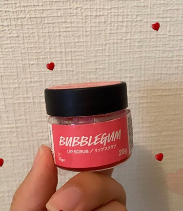 【乾燥する冬にリップケア！👄】

この商品はラッシュ リップスクラブ
バブルガムフレーバーです。
価格は1000円くらい

バブルガムフレーバーと言うだけあって海外の甘いお菓子みたいな香りがします🍒

