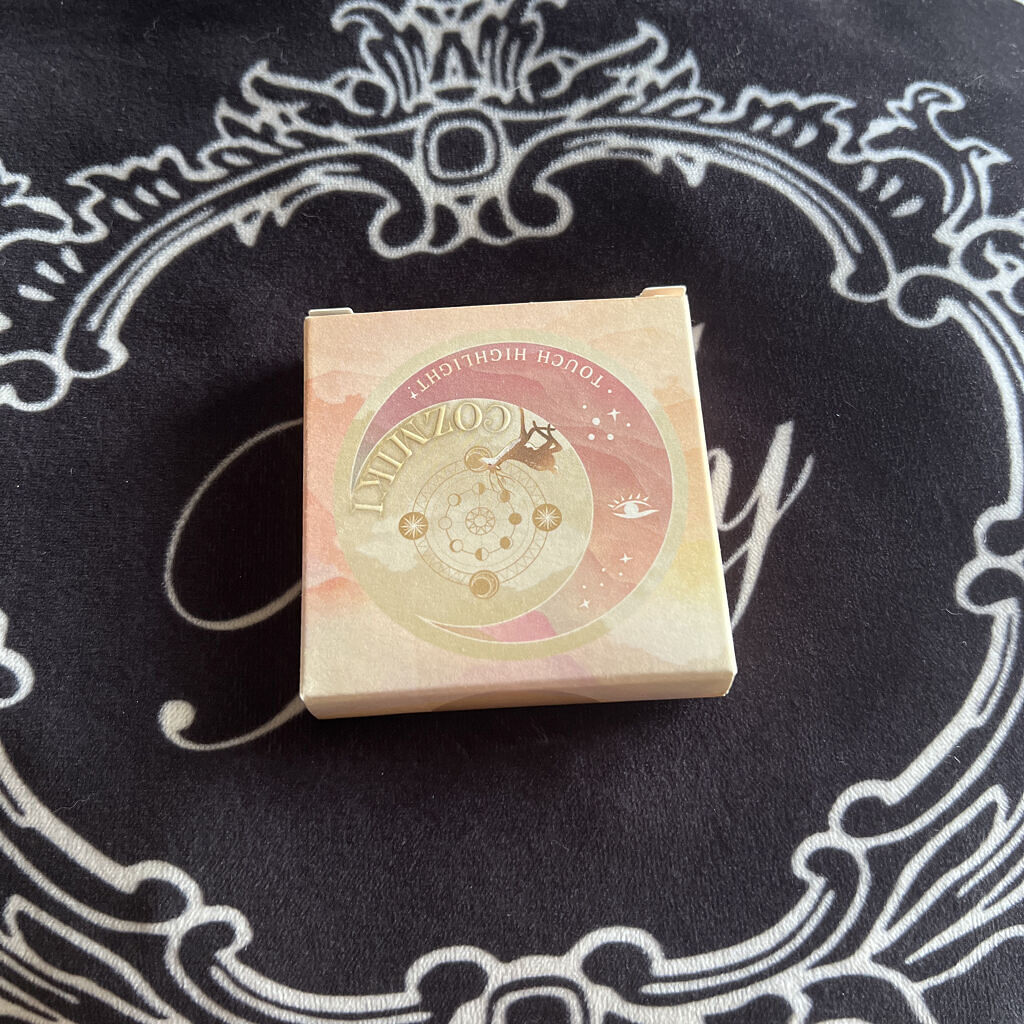 COZMIKI タッチハイライターLIPSで購入しました✨
パッケージのデザイン鹿でかわいいかなぁ〜🦌
鏡はあってブラシ付きやったら良かったと思います💦
粉っぽさがなく3カラー混ぜても自然な発色でパール感いいし使いやすいです🙆🏻‍♀