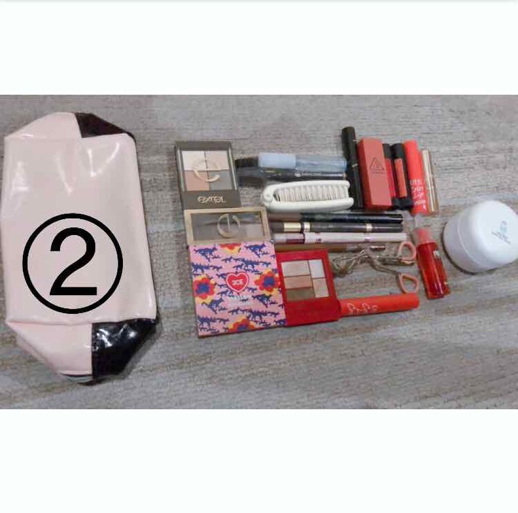 ゆい on LIPS 「#バッグの中身紹介#ポーチの中身紹介今回は私の通学バッグの中身..」(3枚目)