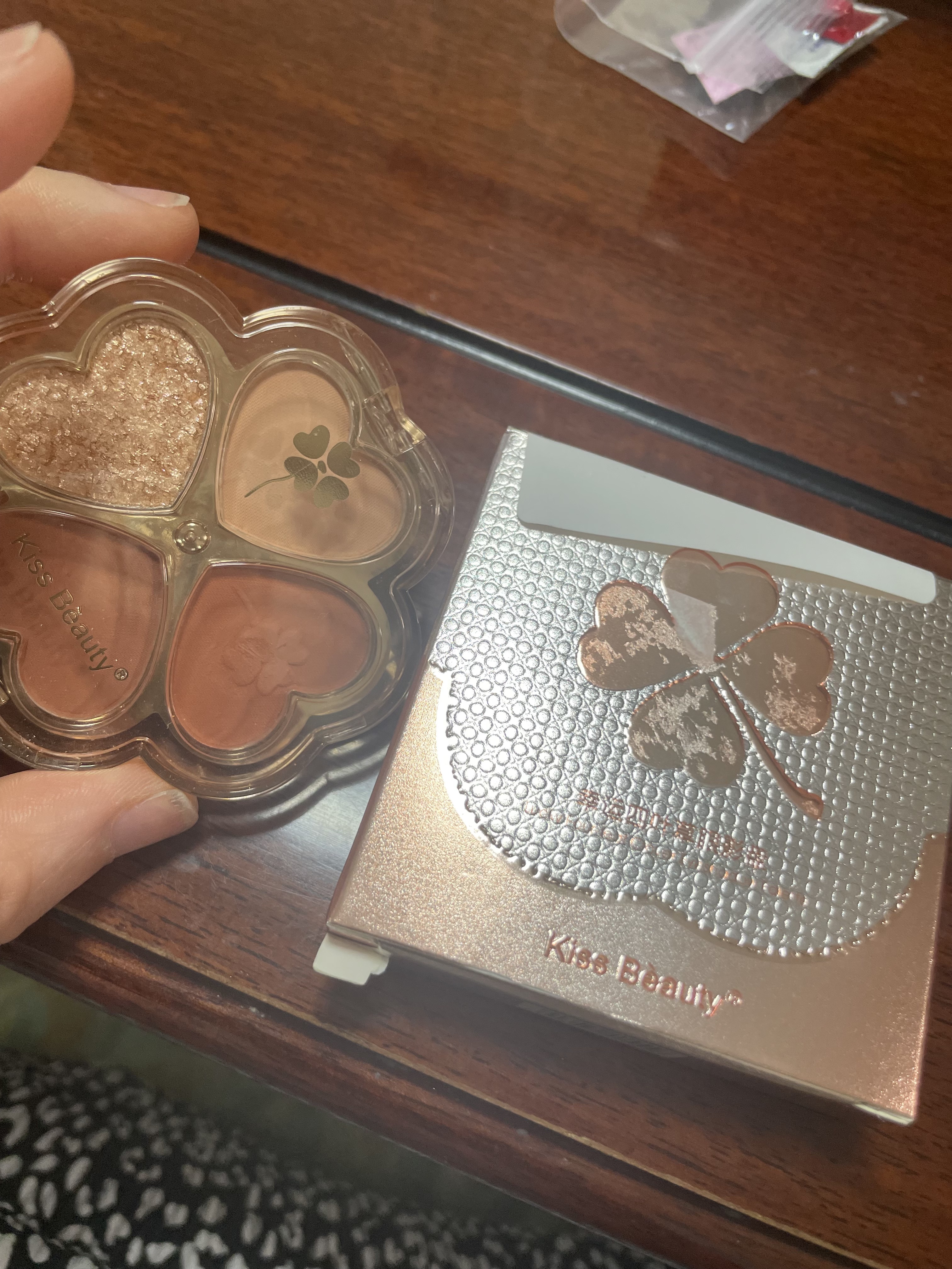 幸せの四葉のクローバー アイシャドウパレット/kiss beauty/アイシャドウパレットを使ったクチコミ（3枚目）