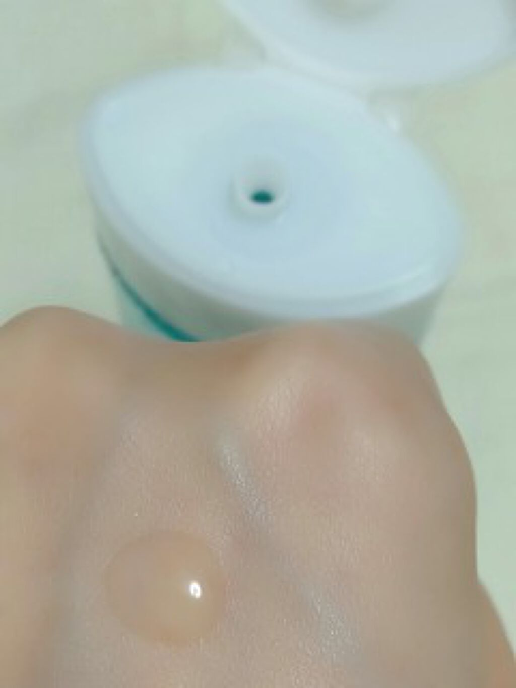 クレンジングリサーチ ピーリングローションのクチコミ「クリアグリーンのボトルがキレイ、ワンタッチキャップで開けやすいです。

コットンに適量を染.....」（2枚目）