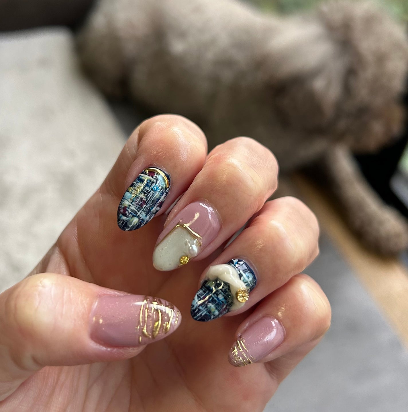 まゆ on LIPS 「今回は、ツイードネイル💅ネイビーのツイード♡薬指のネジネジ、お..」(2枚目)