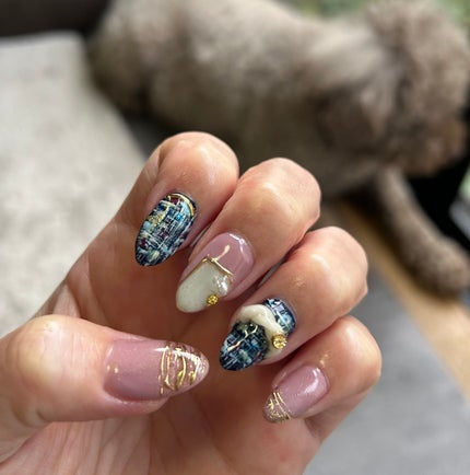 まゆ on LIPS 「今回は、ツイードネイル💅ネイビーのツイード♡薬指のネジネジ、お..」(2枚目)