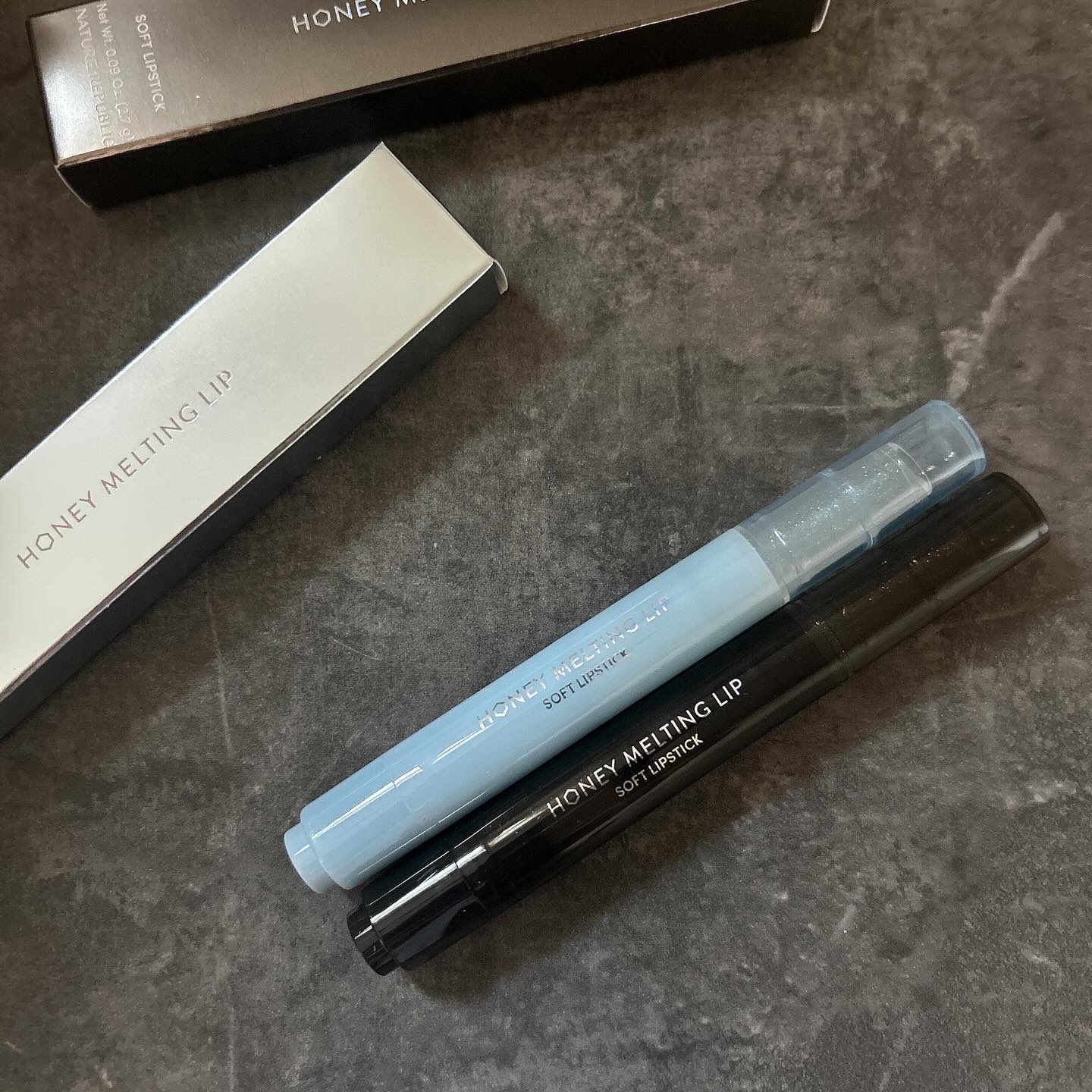 .
NatureRepublic
HONEY MELTING LIP #15#16

＼きらびやかなパールで華やかに輝くシャイン効果／
✅透明なカラー感＆輝きが出会い輝くグリッターでボリューム感と艶を演出してくれるグリッターリップ
✅ぷるん