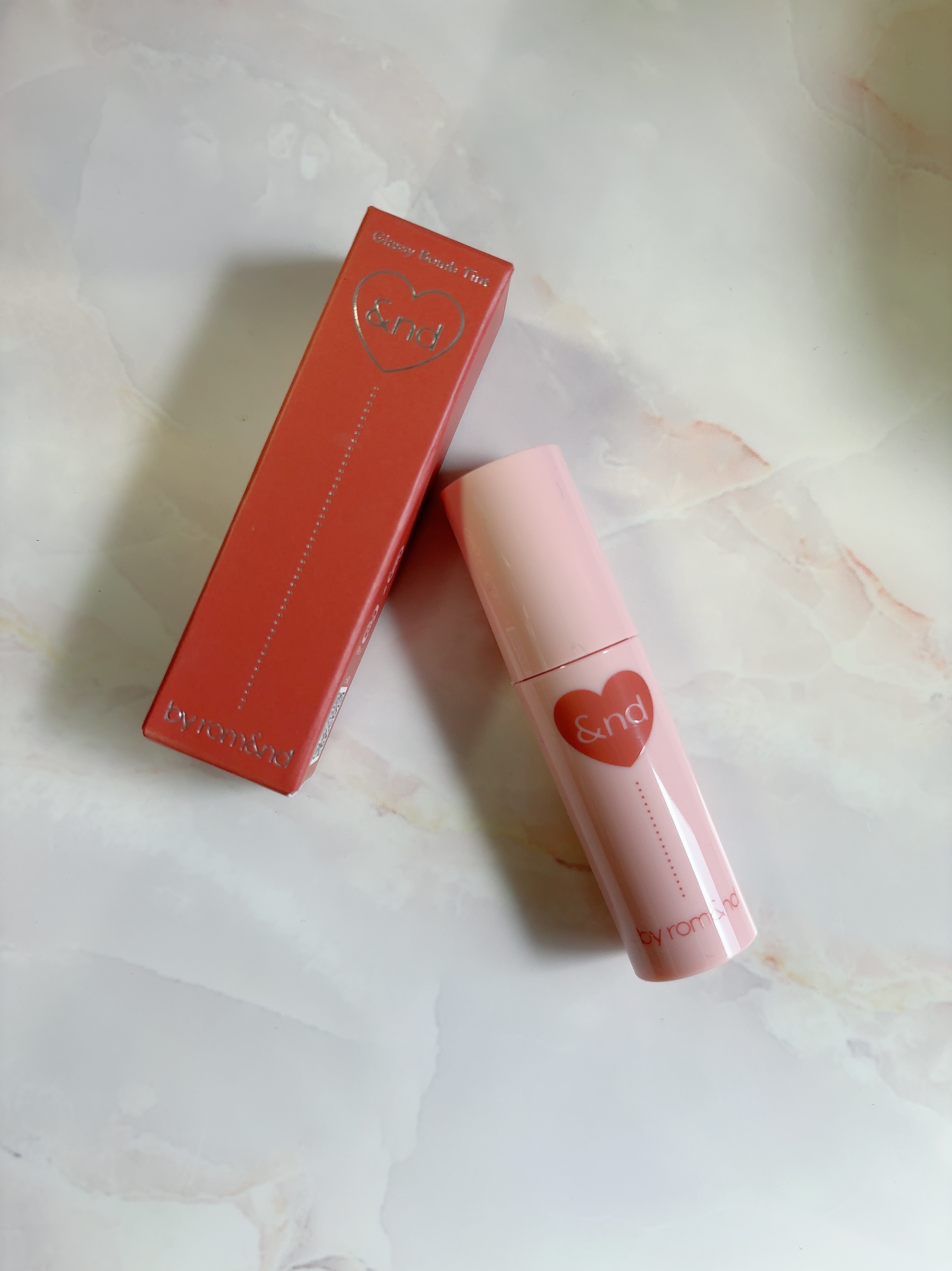 アンドバイロムアンド　グラッシーボムティント VD01 Milky cocoa/&nd by rom&nd/リップティントを使ったクチコミ（2枚目）