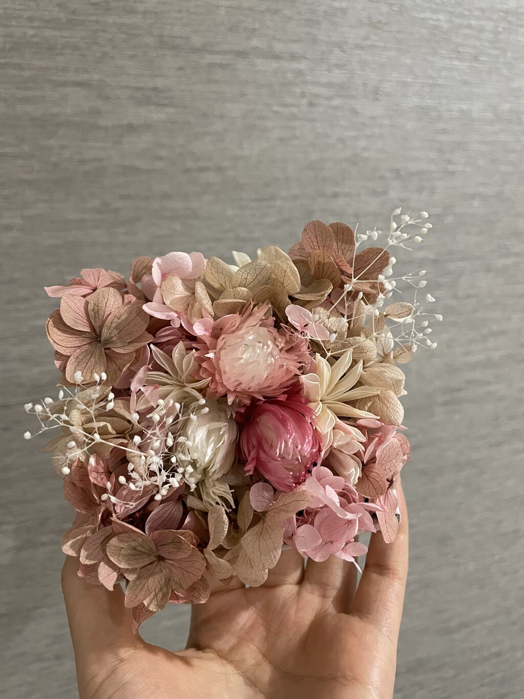 ドライフラワーボックス自作♪

一から材料買って
2時間黙々…

初めて作った割にはうまくいった✨

黄色と緑のボックスつくりたいな…