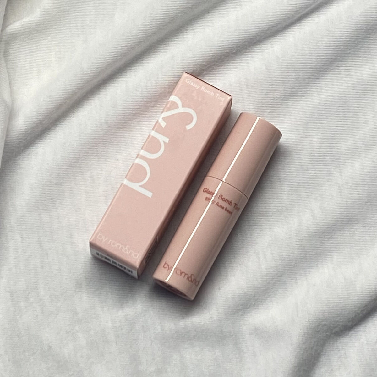 ロムアンドの姉妹ブランド💞

こんにちは🌞

今日は発売したばかりの新作コスメを紹介していこうと思います！！

それではスタート📢

&nd by rom&nd
グラッシーボムティント
BR02 ローズビーン

ティントなので色持ちも