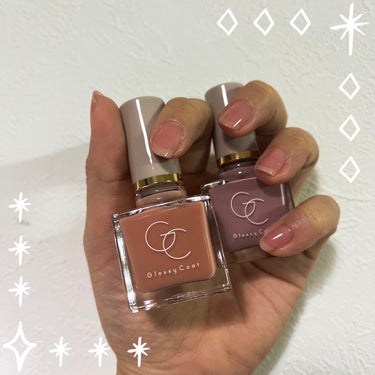 驚き❣️これ1本でネイル完成💅🏻✨✨

💗🤍スキューズミーのグロッシーコート🤍💗

モニターで、5色いただきました💝

時間がなくても、これ1本でネイルが完成する
オールインワンのネイルです❣️

塗るのも簡単❕そして速乾！乾くの早いです！
カラーの持ちも良かったです🫢🌸

#ベースコート
#ネイルカラー
#トップコート の３つが1本にまとめられています☺️
さらに、爪の補強やうるおいケア成分も✨
素晴らしいネイルアイテムです！

塗った後の艶感もハンパない❕✨✨
美しい仕上がりでした🫶🏻
そして、落とすのもネイルリムーバーで
さらっと一拭きで落ちるのも嬉しい🥹🥹
手間なく次の色に塗り替えできます〜

 
各色紹介です⬇️
リニューアルされたパッケージの新色らしいです🌸💅🏻
1.2度塗りいろいろと試してみました📝


💗
#ローズベージュ
ほんのりピンクが可愛いです❕
1枚目が1度塗り、2枚目が2度塗りです✨✨
ツヤツヤな仕上がり🥺🥺🥺


🧡
#スキンベージュ
ヌーディーな自然な色で、健康的な爪に見えます✊🏻
ネイルNGの学校やオフィスにも◎！
爪まで気を遣ってる感じがする🥺


💖
#モーヴピンク
モテピンクって感じの王道ネイルカラー！
どんなお洋服にも合うピンクです🥰🥰
ツヤというよりは、マットな仕上がりでした💕
重ねて塗らないとムラができます。


💓
#グレージュ
薄いラベンダーのようなカラー👾👾👾
くすみカラーがとても可愛い❕流行りのカラーですね。
ネイルサロンでもこのカラーを選ぶ人は多そう🫢
私個人的にはグレージュが1番使いやすいかな❣️


💜
#ライラックピンク
とても可愛いパープル系のピンクです❣️
1度塗りでもつやつの可愛い発色に💖
※お写真は1度塗りです💅🏻


やはり何度か塗った方が、カラーが出やすいかな🫢

ネイルケアしてるだけで、気分も上がりますし
手元を見られた時に気を遣っていると思われると
嬉しいですよね🥰🥰🫶🏻

ネイルをあまりしない方にも、
始めやすい商品だと思います❣️

春ネイルにぜひ試してみてくださいね🌸





#スキューズミー #グロッシーコート #ローズベージュ #ライラックピンク #スキンベージュ #モーヴピンク #グレージュ #ネイル #ネイルカラー #マニキュア #セルフネイル #おすすめ #提供 #モニター #爪_ケア #自爪ネイル #艶 #リニューアル #簡単 #春ネイル #ピンク #ピンクネイル #オールインワン #トップコート_速乾 #速乾性 #桜コスメ2023  #正直レビュー  #ピンクコスメ  #爪_ケア つめ　の画像 その0