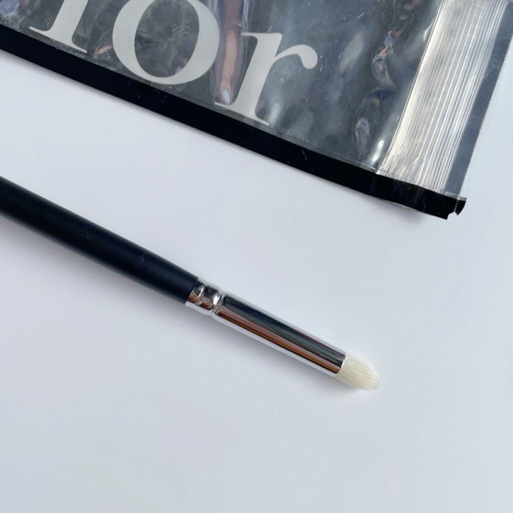 Dior バックステージ アイシャドウ ブレンド ブラシ Sのクチコミ「これでアイメイクのレベルアップ！
馴染ませの達人アイシャドウブラシ。

┈┈┈┈┈┈┈┈┈┈┈.....」（1枚目）