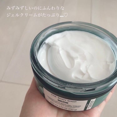 THE BODY SHOP
ウェルネス ボディジェルクリーム ユーカリ& ローズマリー



とにかく天然由来の高級感ある香りに癒されて、とってもリラックスできるボディクリーム。

中国雲南省産のユーカリからの香料を使用し、小さな農家の方々の支援につなげているそうです🌿


97%天然由来の原料や、リサイクル容器を使用するなど環境にもこだわられたヴィーガン製品。



エコでおしゃれなパッケージにたっぷり入ったジェルクリームはみずみずしく、伸びがよくしっとりするのに軽い着け心地です。

ベタつきが残りにくいのに包まれるように潤うから、冬でもばっちり満足な保湿力でした⛄️



すぐにベタつきが消えるわけじゃないけど、ふんわりと表面から肌に馴染んでいって内側に潤いを残す感覚。

夜塗ると翌日は、かさつかない自然な素肌で顔をすごく近づけると香りも残ってる感じでした。



ジェルテクスチャーで重くないから、年中使いやすそうなところもgood. 


呼吸するたびに癒される香りで、至福のリラックスタイムにおすすめです *✲ﾟ






✼••┈┈••✼••┈┈••✼••┈┈••✼••┈┈••✼



今回はLIPSプレゼント企画に当選し、THE BODY SHOP商品を試させていただきました。
素敵な商品を試させていただき、本当にありがとうございます！






#プレゼントキャンペーン_ザボディショップ #ザボディショップ #the_body_shop #ウェルネスボディジェルクリーム #ウェルネスボディジェルクリームユーカリ&ローズマリー #ユーカリ #ローズマリー #ボディクリーム #ボディジェル #ジェルクリーム #ボディケア  #正直レポ の画像 その2