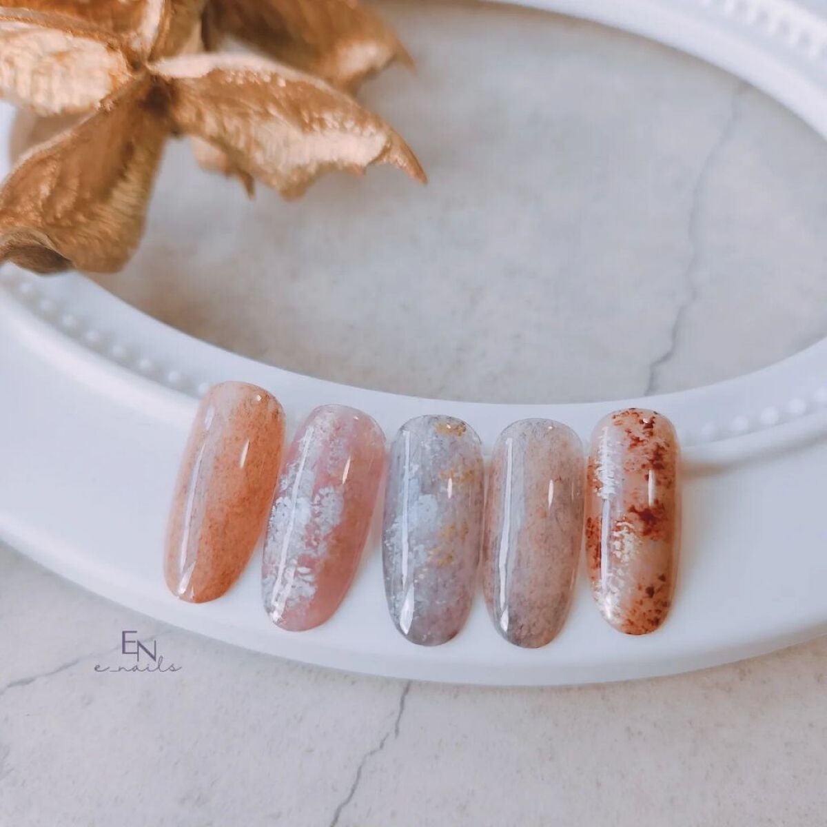 e_nails//フォロバ◎//ネイルとコスメ好きママ on LIPS 「試し塗りで作ったデザイン❤モヘヤパウダー埋め込んだり、硬めのジ..」(1枚目)