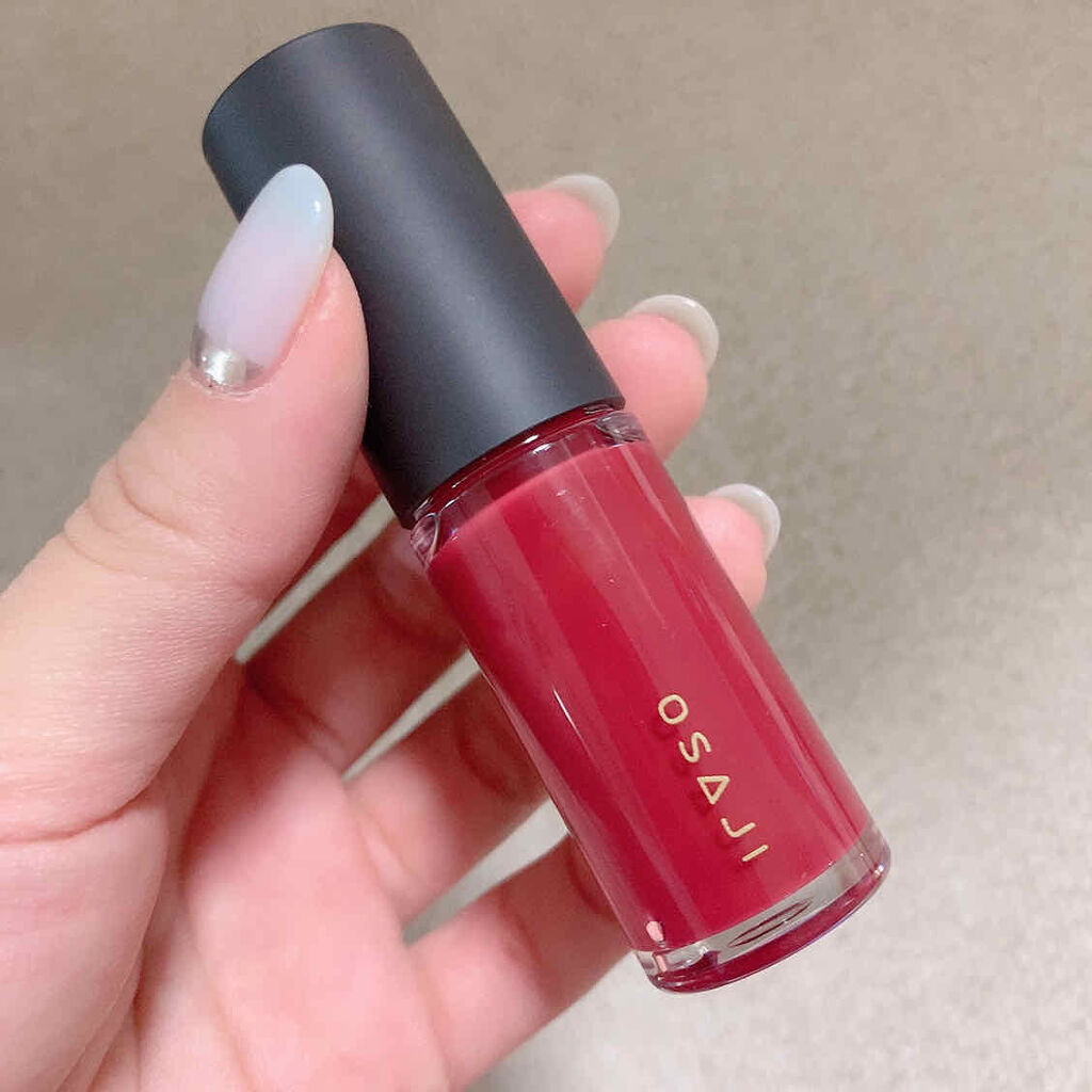 osajiのニュアンス　リップグロス　02本音
透け感のある色味でプランパー効果もあってふっくらしてくれます！

ピリッと感はじんわりなのでそんなに気にならないかな！

薄めに乗せるとピンクっぽい感じに
重ねると赤よりになるので重ねる量で結