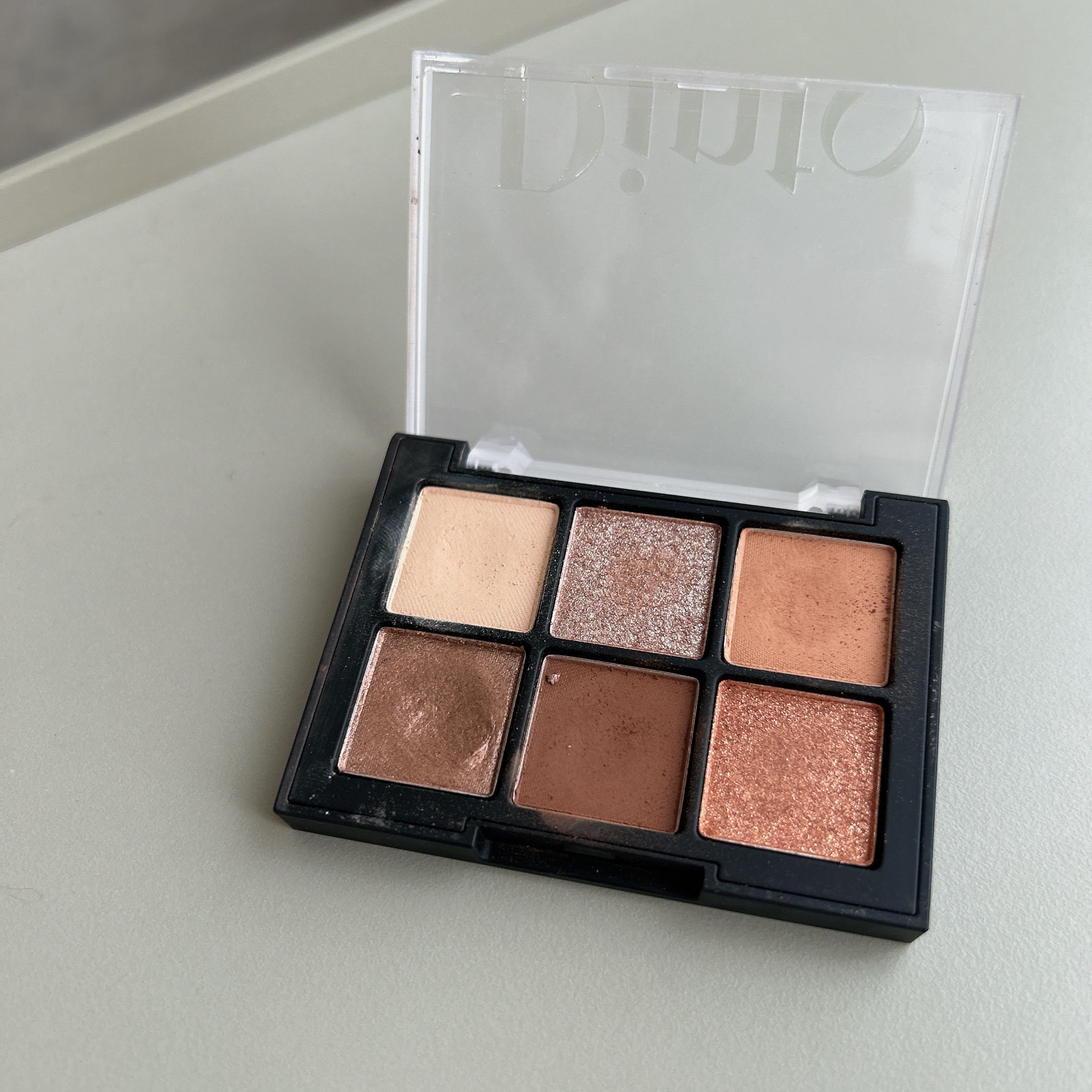 Dinto ブラーフィニシュシャドウパレットのクチコミ「今日のメイク！
エレガンス様のラプードルを初めて使った…🙏
この模様とパッケージから素敵すぎる.....」（3枚目）