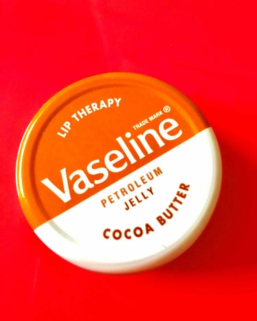 Vaseline LIP THERAPY COCOA BUTTER🍫💕とにかく香りに癒されます……😌流石ヴァセリン、朝起きても保湿されているので寝る前に唇に付けています。大好き😘