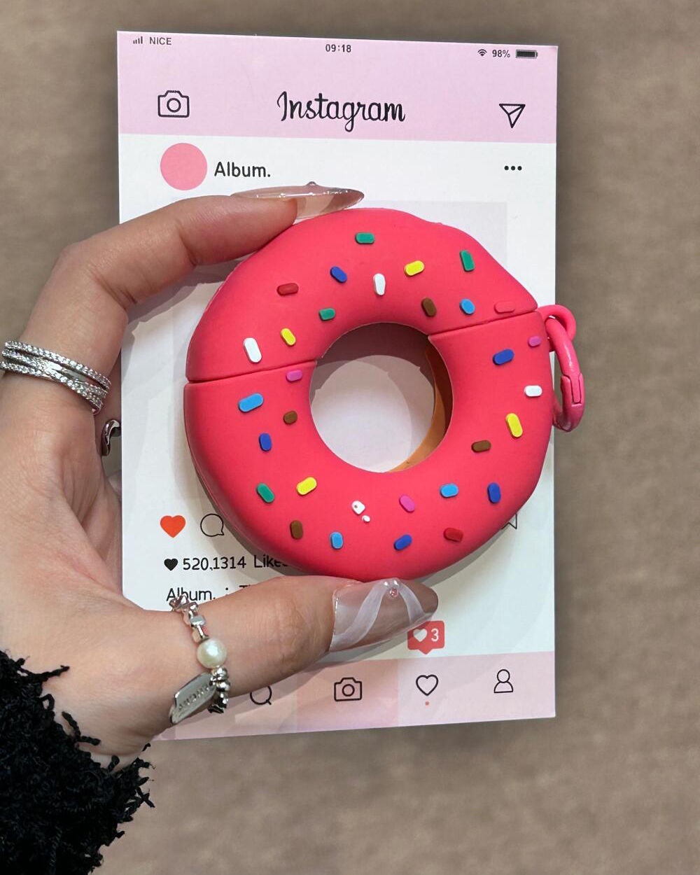 ケース大好きっ子 on LIPS 「リアルな🍩イヤホンケースだね#iPhoneケース#購入品#10..」(1枚目)