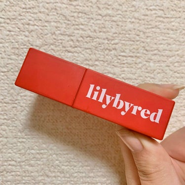 ◻️LILYBYRED＿ブラディーライアーコーティングティント

* 06 _成熟したチェリーのふり_ *

￥1500(税別)

＊＊＊＊＊

塗ってみたところ、
思ったよりつやつやプルプル感少ない。
マット寄りです🙂

テスターした時から感じてた
ジュワッと発色してくれる感じが、
唇の上でも発色してくれたので100点満点。。

＊

乾燥ほとんど無し。

＊

ちょっとな、とおもったのは、

飲食後、縁だけ残る
＆
上唇に付かない

どちらもティントあるあるですね、🥺

もう少し使い続けてみて、
対策を見つけたらまた追記します( ¨̮ )

＊

全色テスターしてみたのですが、
私の求めてたワインレッド的な色味は無かったです。
ふかーーい赤が欲しかったのですよ🤔

でもこれから春だし明るい赤もいっか、
てことで06に致しました😊

公式によると｢イエベ｣向きという事みたいです。

赤×オレンジ×ピンク
って感じの明るいお色です☺️
ブルベさんでも普通に似合うと思う私は！！！

＊

匂いが甘ったるいです。

レブロンのリップの香りご存じですか？

レブロンはバニラ系の甘さで、
これはシロップ系の甘さです。

塗った直後に飲食すると味覚が混乱するので気をつけて😭

＊＊＊＊＊

#リリーバイレッリリ #Lilybyred 
#ティントリップ #ティント
#06 #成熟したチェリーのふり

＊＊＊＊＊


余ったお年玉を使って買いました...
後悔なし👍

パッケージからして可愛いもん。
持ってるだけで女子力上がった気がします🥰

質問等ありましたらコメントください🙏
ではまたの画像 その0