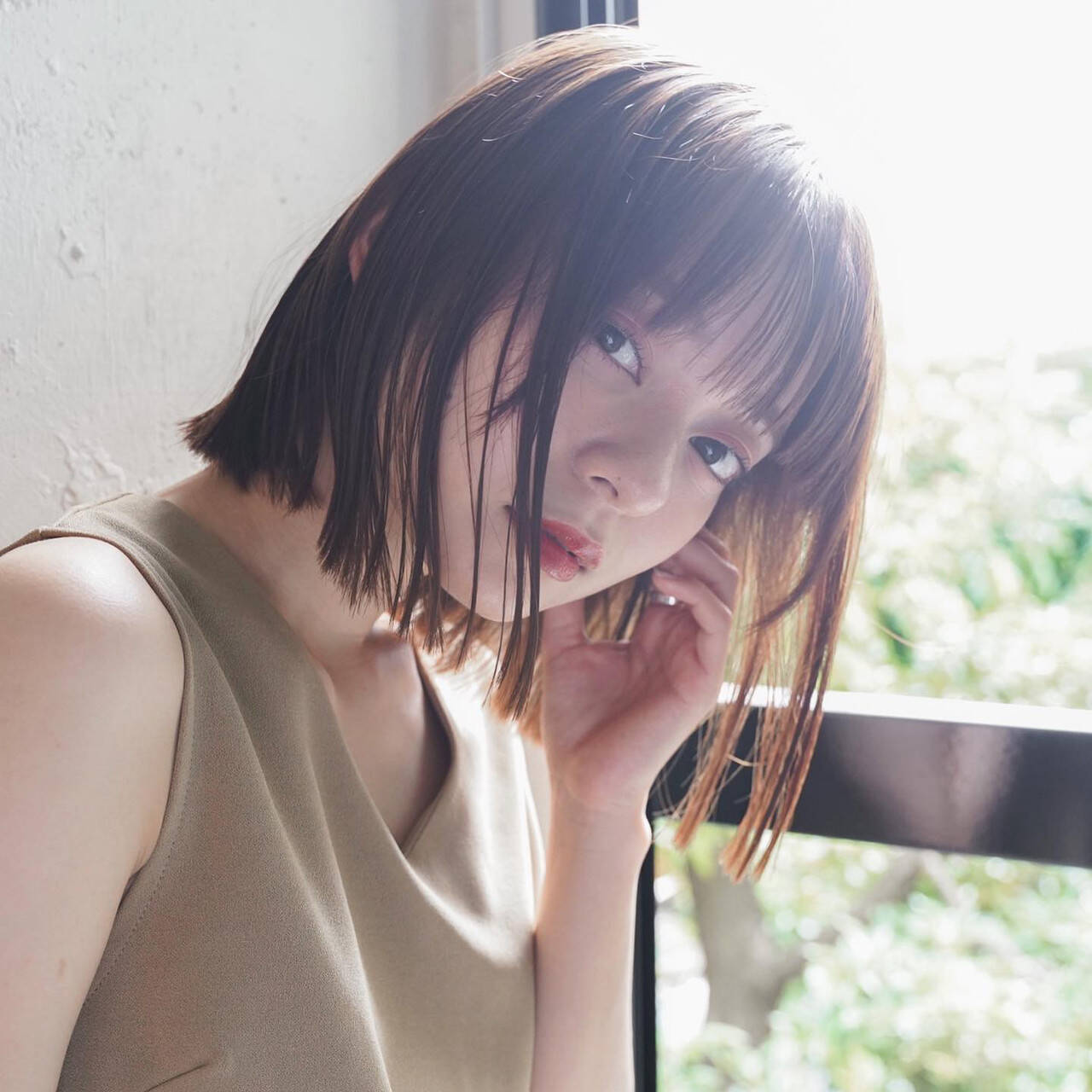 「前髪のくせ毛がひどい…うねりや割れる原因を解説!くせ毛を活かす方法も紹介」の画像(#552777)