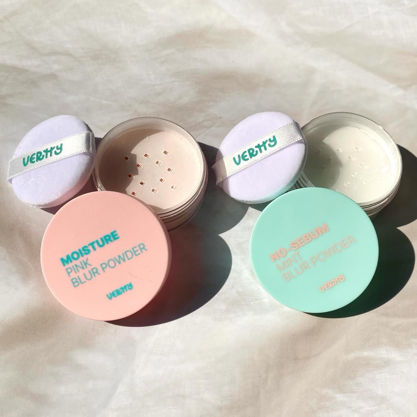 「VERTTY」
◆ モイスチャーピンク ブラーパウダー
◆ ノーセボムミント ブラーパウダー

【ノーセバムミントブラーパウダー🌿】（緑）
陶器肌が作れるような微細な粒子パウダー
肌につけるとクリアホワイト。
馴染むと透明になり自然なト