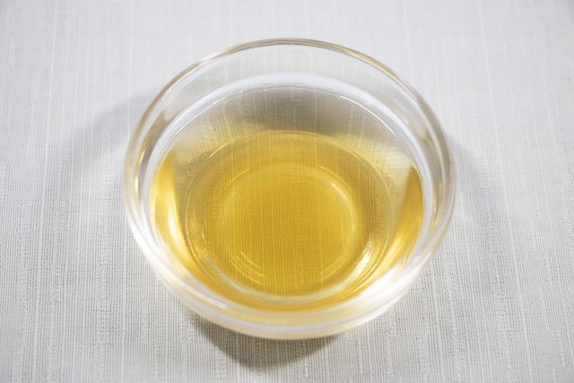 ガラスの器に入ったリンゴ酢