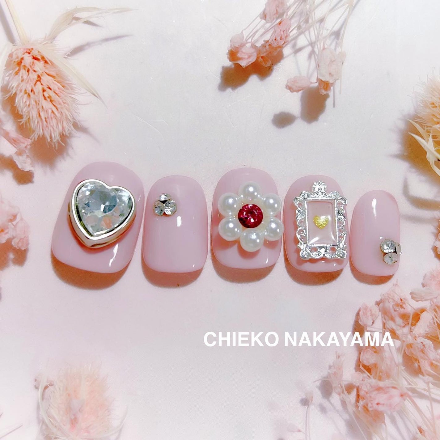 なかやまちえこ on LIPS 「くすみパステルピンク♡365日ネイル294日め⠀⠀パーツは海外..」(1枚目)