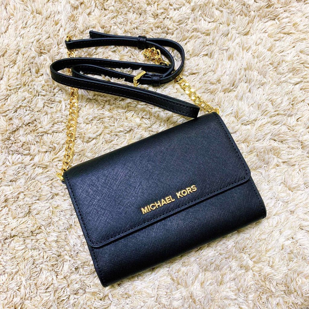ヒカチョリ𓅪 on LIPS 「購入品🤍MICHEALKORSの#ウォレットショルダーです☺️..」(1枚目)