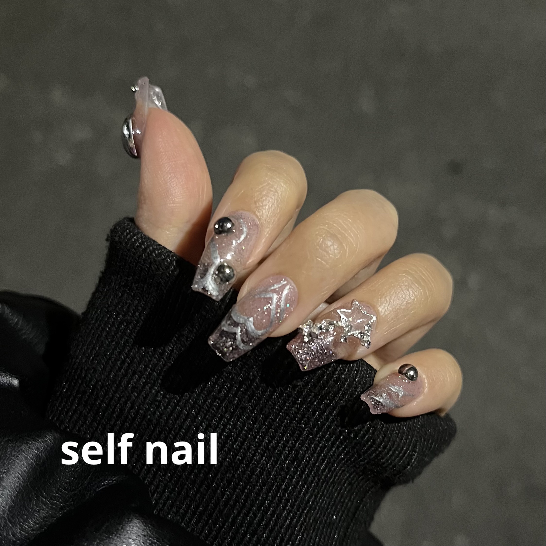 久しぶりのセルフネイル投稿🤍
モチベ無さすぎてできてなかったんだけど
めちゃんこ可愛くできたので共有したい🥺

これ夜の街灯の灯りとかで撮ったやつで
iPhoneノーマルカメラなんだけど
めっちゃきれいくない？？✨(？)

ラメ系のジェ