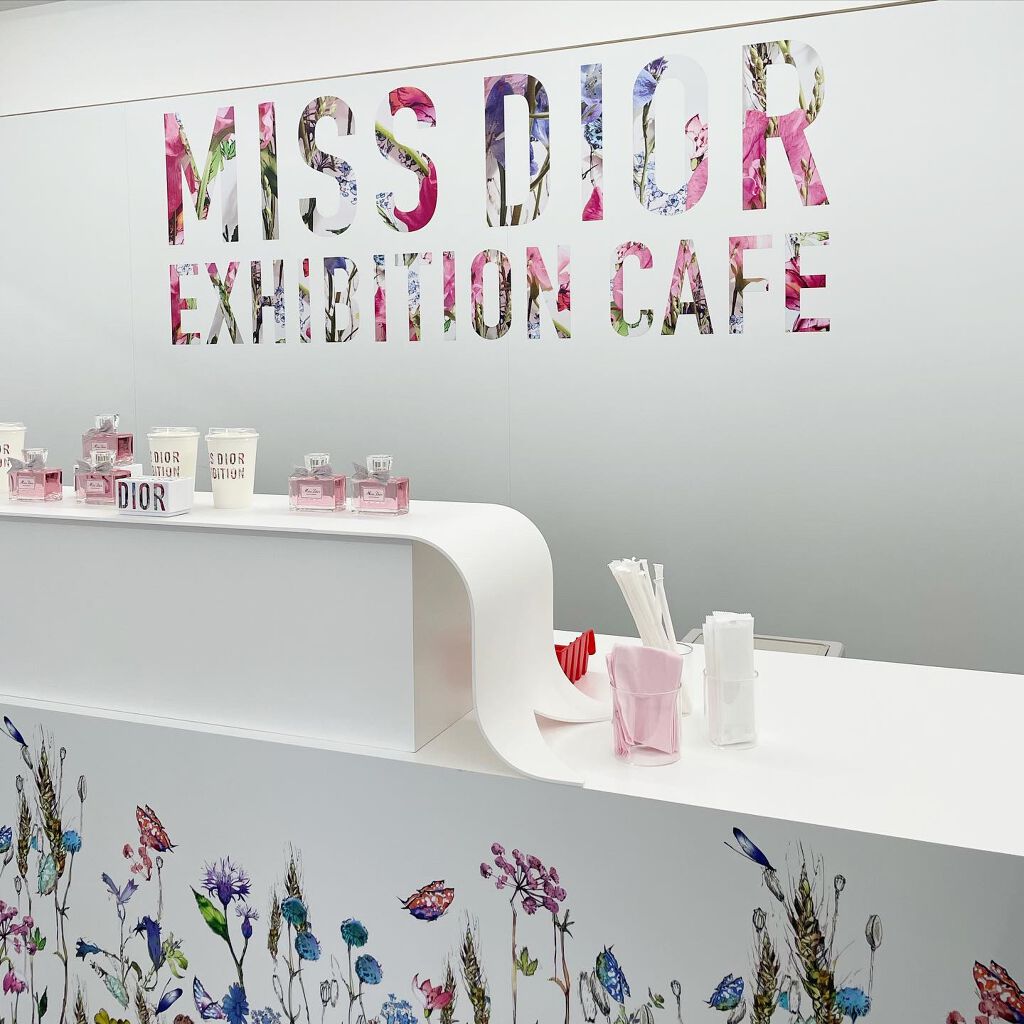 momo on LIPS 「先日、ミスディオールアートイベントに行ってきました。素敵な作品..」(10枚目)